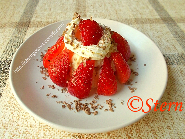 Десерт из манки с клубникой