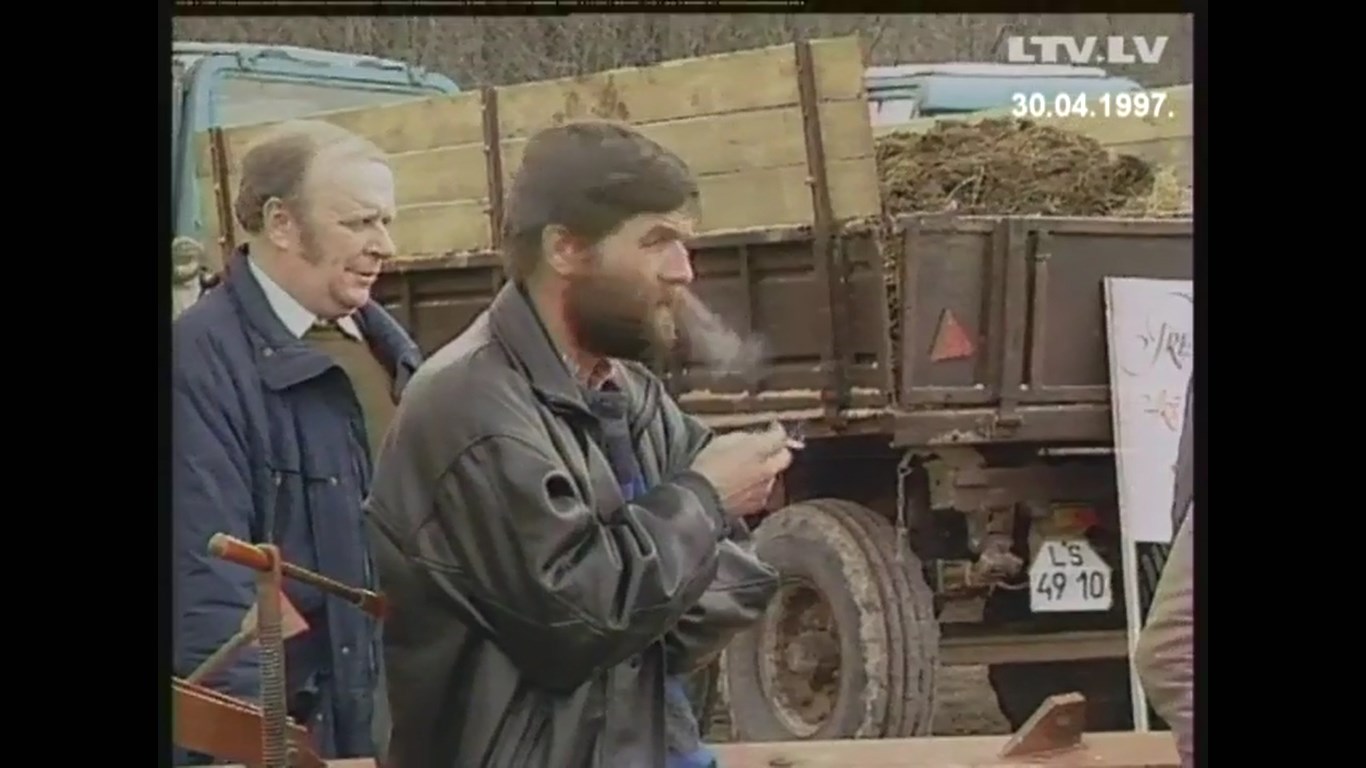 [Arhīvs] Zemnieki ar traktortehniku izbrauc uz ceļiem.mp4 snapshot 02.51 [2017.09.20 23.25.27]